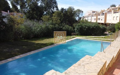 Spacious bungalow with a communal swimming pool and tennis court next to the golf club.